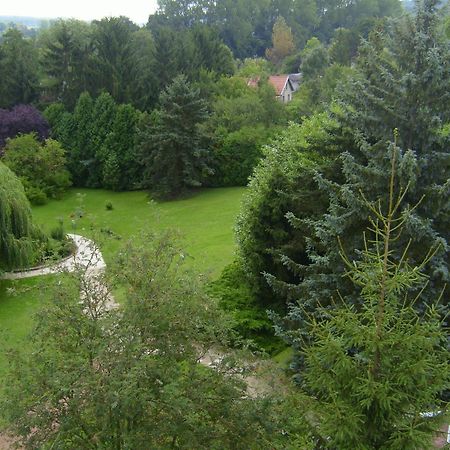 Logis Hotel Maison Carree Restaurant O Carre Dart Mereville  Bagian luar foto