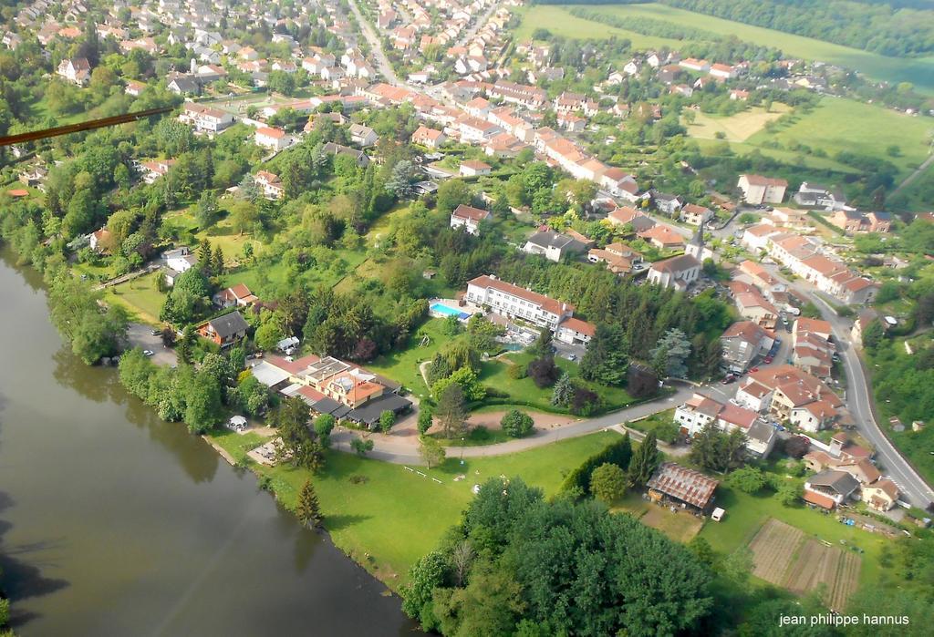 Logis Hotel Maison Carree Restaurant O Carre Dart Mereville  Bagian luar foto