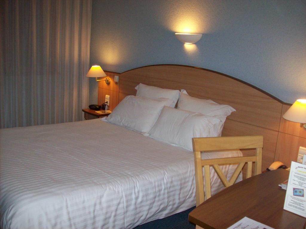 Logis Hotel Maison Carree Restaurant O Carre Dart Mereville  Ruang foto