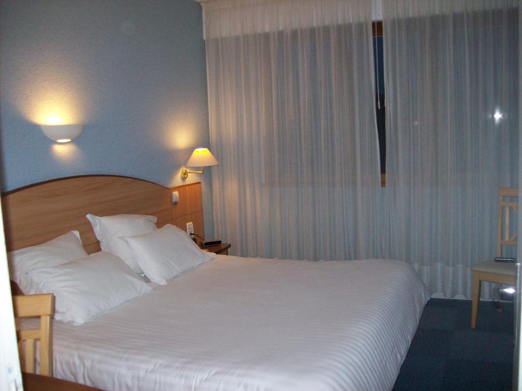 Logis Hotel Maison Carree Restaurant O Carre Dart Mereville  Bagian luar foto