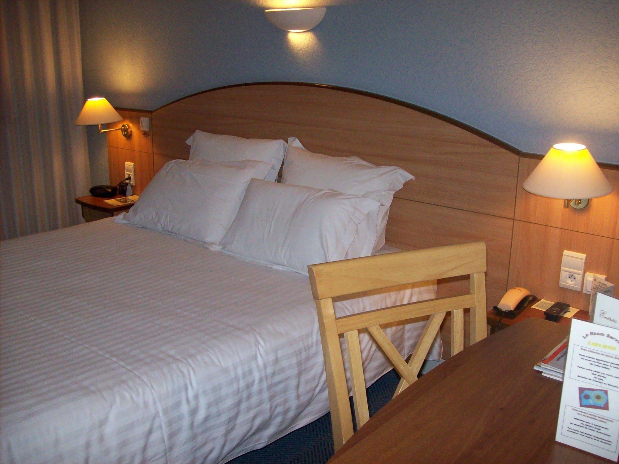 Logis Hotel Maison Carree Restaurant O Carre Dart Mereville  Bagian luar foto