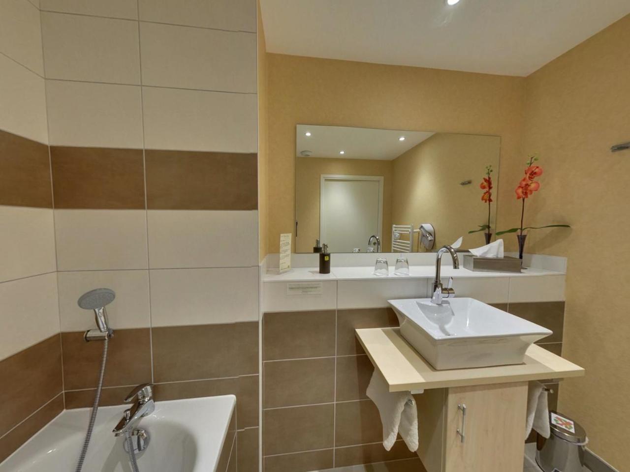 Logis Hotel Maison Carree Restaurant O Carre Dart Mereville  Bagian luar foto