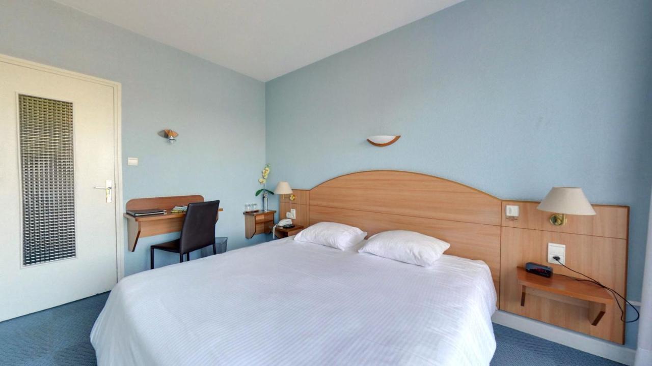 Logis Hotel Maison Carree Restaurant O Carre Dart Mereville  Bagian luar foto